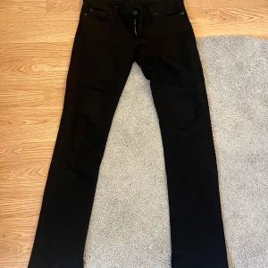 Lågmidjade svarta jeans  - Säljer mina Lågmidjade raka jeans ifrån 7 for all mankind då dem var för stora. Köpte dem ifrån Sellpy så de är använda innan. Längst ner på byxornas inre söm är det klippt ( kolla bild 3 ) , jag fick dem så ifrån Sellpy:) 