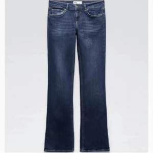 Mörkblå lågmidjade jeans i storlek 38. Nypris 399. Mycket bra skick knappt använda. Storlek 38 från Zara. 💕💕