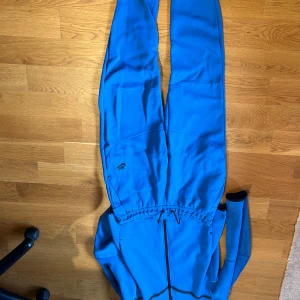 Blå nike tech dress - Storlek: Tröja M byxor L ( passar också M)  Skick: 8/10 Pris kan diskuteras  