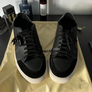 Axel Arigato clean 90’s  - Hej!  Säljer nu mina Axel Arigatos, skick [9/10] skorna är i storlek 45, nypris 2650kr   Hör av er vid frågor och funderingar!