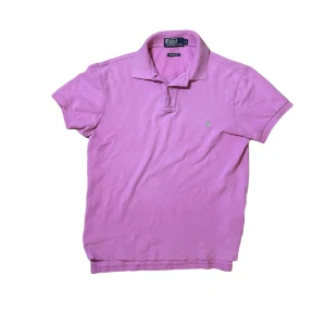  Rosa Ralph Lauren pike - En skön Rosa Ralph Lauren Piké i storlek S men passar även M sitter Slim och det är inga defekter eller fläckar skriv gärna om ni har några ytterligare frågor 👀👤