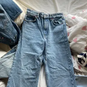Ett par blåa zara jeans med en liten slits. Jeansen är oanvända 