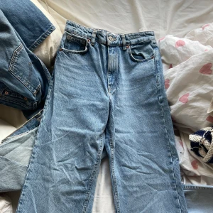 Blåa zara jeans  - Ett par blåa zara jeans med en liten slits. Jeansen är oanvända 