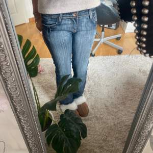 Jeans som tyvärr itne kommer till användning löngre!  De är lågmidjade och bootcut