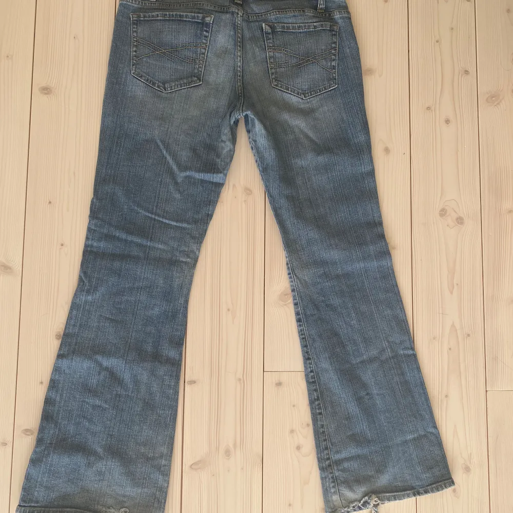 Super fina Lågmidjade utsvängda jeans i mycket bra skick utan att de är lite slitna nere vid fötterna men inget som märks vid användning☺️ midjemåttet och innerbenet på bilderna . Jeans & Byxor.