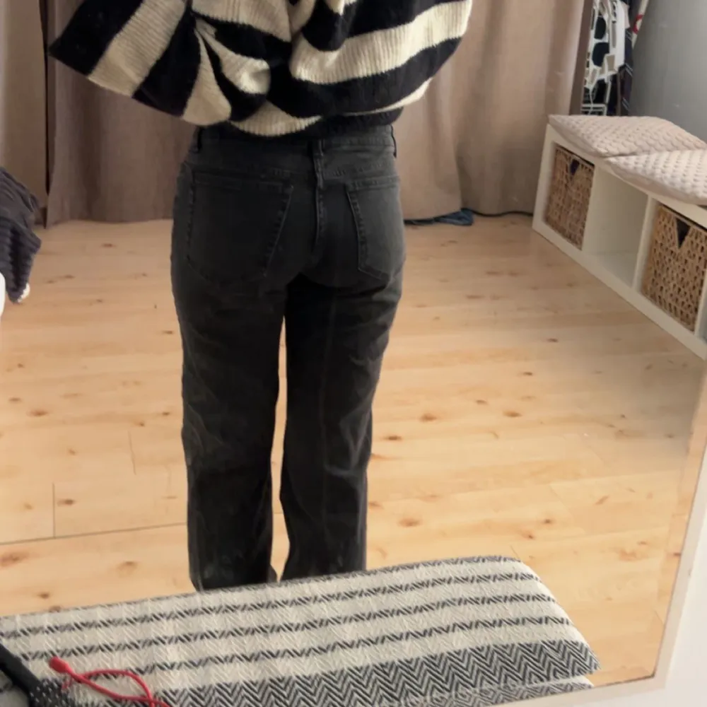 Svartgrå, low waist jeans. Jeans & Byxor.