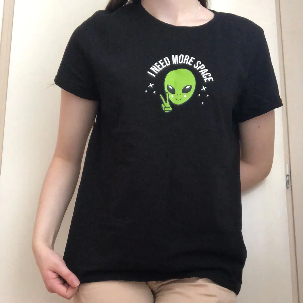 T-shirt med ailien-tryck på👽 Köpt på NewYorkers. Är i storleken L men den sitter som XS-S. Kontakta mig om du är intresserad eller har frågor. T-shirts.