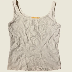 Linne - Fin topp med design på framsidan