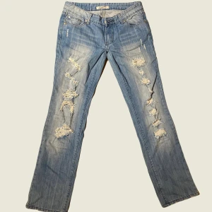 Lågmidjade jeans - Coola lågmidjade jeans med slitage på benen