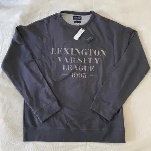 Helt oanvänd Lexington sweatshirt med original tag kvar. Passar mig som är 180cm utmärkt. Nypris 1195kr