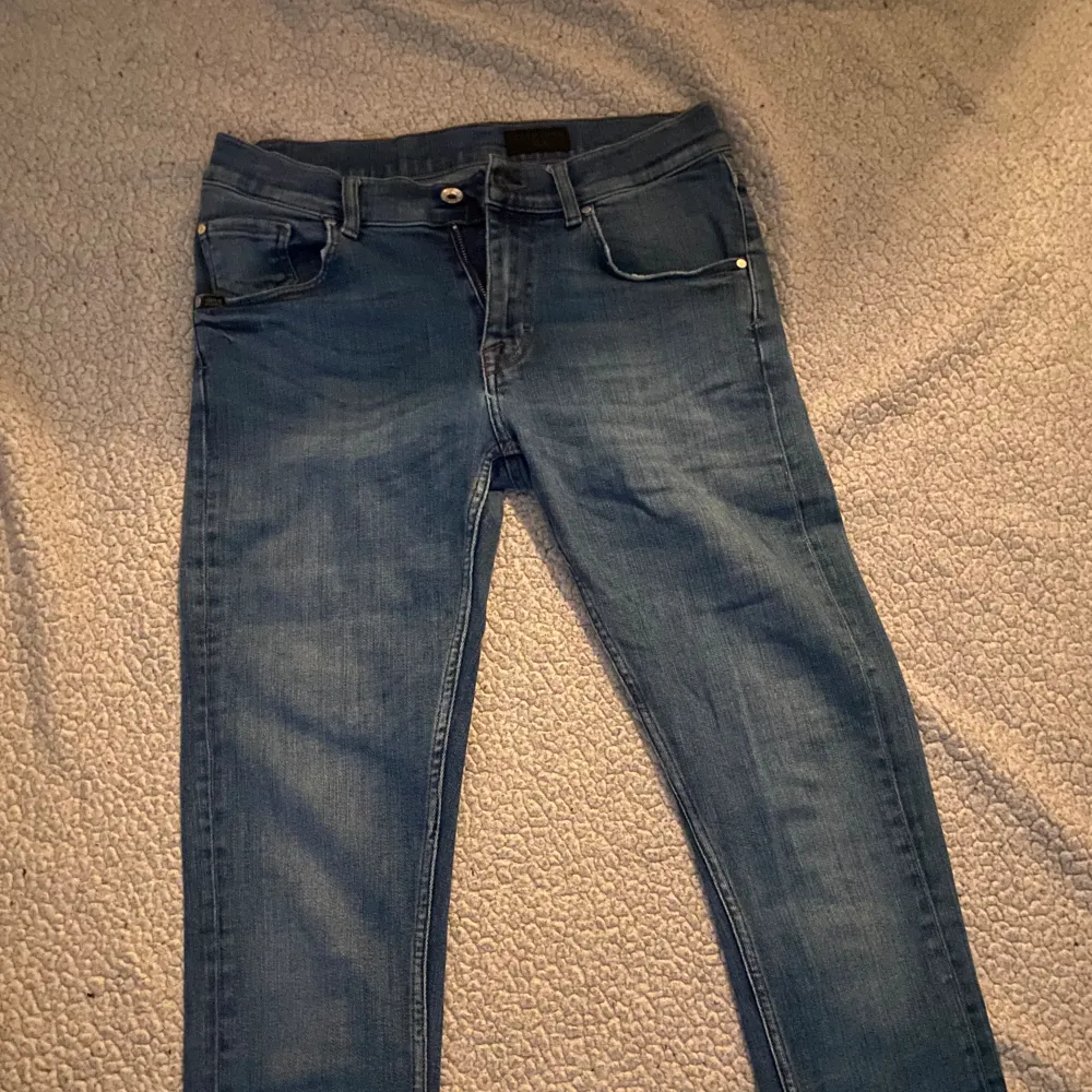 Säljer dessa fräna Tiger of Sweden jeans i slim fit passformen. Helt nya i prima skick✅. Nypris ca. 1600💪💪Hör av dig vid frågor😀😀👊👊. Jeans & Byxor.