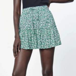 Super söt kjol ifrån zara med inbyggda shorts. Använd fåtal gånger, som nyskick. Storlek S