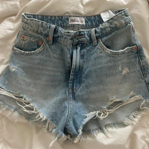 Jeanshorts - Från zara. Använda en gång. Storlek 36
