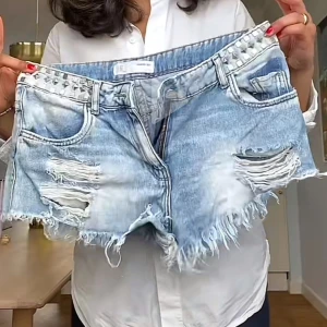 Jeansshorts - Så coola jeansshorts med nitar på midjan. Strl 36 tror jag o passar nån med midjemått 86 eller mindre 🐯 I bra skick o går ej att köpa längre 😝🌈