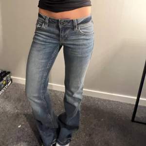 Blåa lågmidjade slutsålda jeans från H&M, aldrig använda med lapp kvar💕 Innerbenslängd 78 Midjemått 30