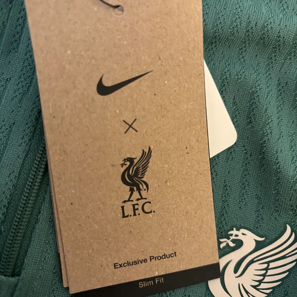 Säljer Liverpool FC träningströja som är helt ny, aldrig använd. Prislappen är kvar. Pris kan diskuteras . Sport & träning.
