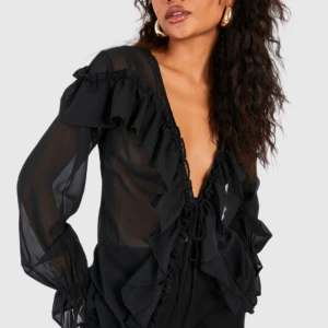 Volangblus - Superfin mesh blus med volanger och knyt i fram. Från boohoo storlek 34. Använd fåtal gånger 🖤