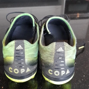 Fotbolls skor - Snvända npgra gånger men inte skador alls,lite smutsiga,dubbarna e inte slitna alls