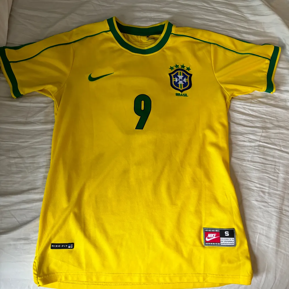 Säljer min brasilien tröja från vm 2002 med r9 på ryggen. Tröjan är i utmärkt skick utan några som helst skador. Kan mötas upp i Stockholm men även frakta. T-shirts.