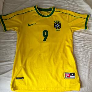 Säljer min brasilien tröja från vm 2002 med r9 på ryggen. Tröjan är i utmärkt skick utan några som helst skador. Kan mötas upp i Stockholm men även frakta