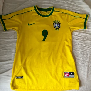 Brasilien Hemma 2002 - Säljer min brasilien tröja från vm 2002 med r9 på ryggen. Tröjan är i utmärkt skick utan några som helst skador. Kan mötas upp i Stockholm men även frakta