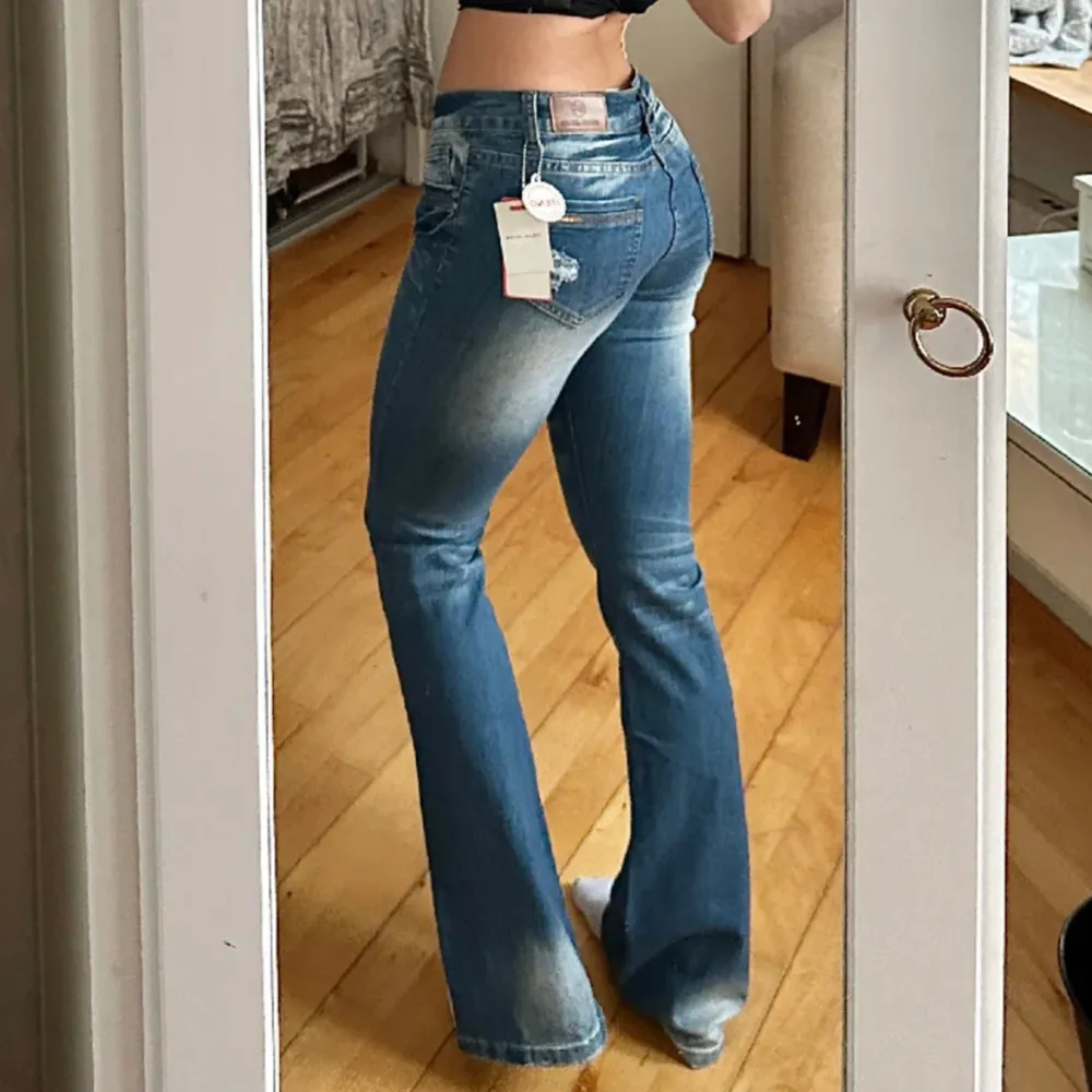 Säljer vidare dessa jättesnygga Itano jeansen som tyvärr inte passar mig! 🫶🏼 Första 2 bilder lånade från @Julia Storfeldt som jag köpte av💕 Midja: 40, Innebenslängd: 83🩷. Jeans & Byxor.