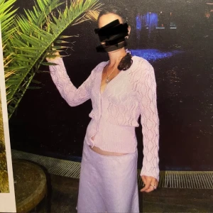 Kofta och kjol  - Säljer mitt fantastiska lila set. Tröja/kofta och kjol. Inga defekter. Kjolen är från Åhléns. Det står 40 på kjolen men är det inte alls!! Storlek S är det på kjolen. Säljer pga garderobrensning. Kika gärna på mina andra annonser, säljer mycket:) 