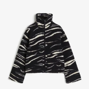 Teddy jacka - Är inte säker på om ja vill sälja då jag vill se vad jag kan få ut på den. Användt den ett par gånger köptes för ett tag sen inte så länge sen helt slutsåld tryck inte köp nu