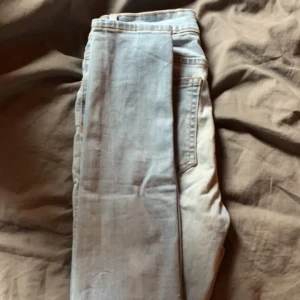 Skinny jeans - Ljus blåa skinny jeans från kappahl, fint skick storlek S