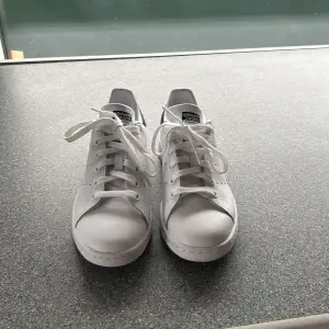 Jag tänkte sälja mina blå stan Smith skor i storlek 36, tänk på att stan Smith är också lite stora i storleken så kan nog kanske passa någon med storlek 37. Jag säljer dem pga att de är förstora för mig och har aldrig använt de så dem är stilrena.