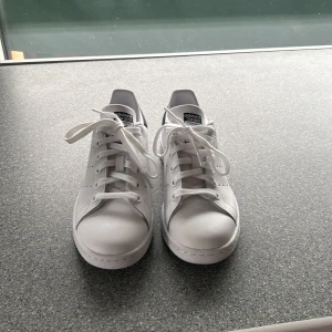 Blåa stan Smith adidas  - Jag tänkte sälja mina blå stan Smith skor i storlek 36, tänk på att stan Smith är också lite stora i storleken så kan nog kanske passa någon med storlek 37. Jag säljer dem pga att de är förstora för mig och har aldrig använt de så dem är stilrena.