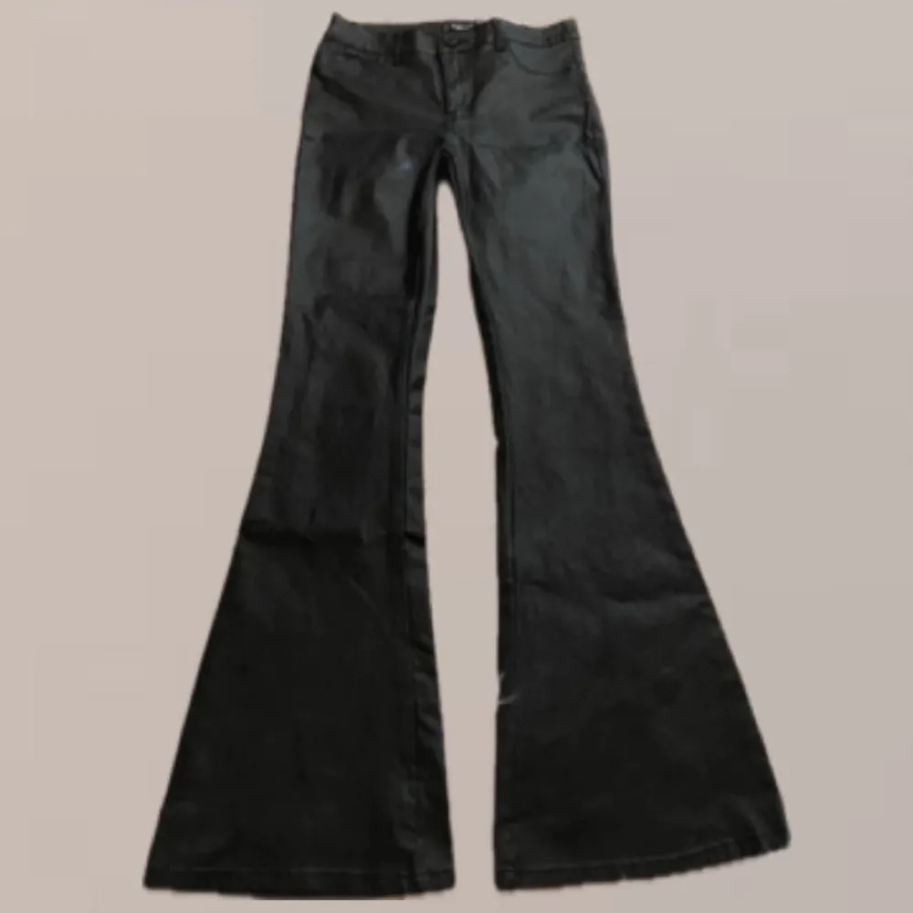 Säljer dessa så snygga bootcut byxor i skinn liknande material. Materialet är stretchigt så byxorna kan passa flera storlekar. Midjemått: 36-40 cm Innerbenslängd: 78 cm   . Jeans & Byxor.