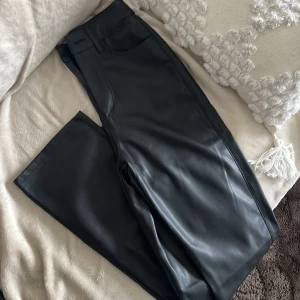 Svarta raka fake skinnbyxor  - Nyskick, endast testat men passar inte mig, storlek 34 från bikbok❤️  Raka långa byxor i skinnimitation⭐️