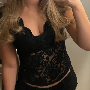 Spetstopp  - Superfin spetstopp, använd vid ett tillfälle men tyvärr blivit för liten för mig!❤️Perfekt till fest eller middag