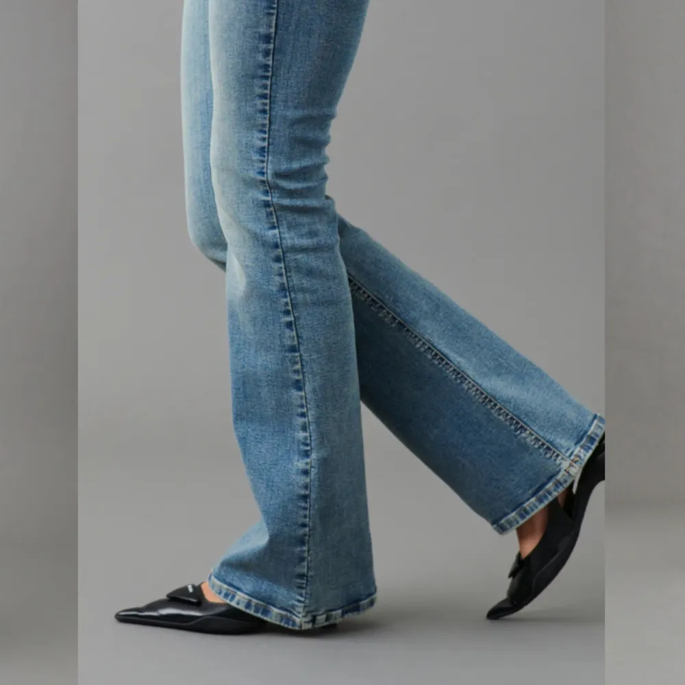 Ja säljer dessa jättefina blåa jeansen då dom inte kommer till användning, använda ca 2-3 ggr, ordinarie pris:500kr . Jeans & Byxor.
