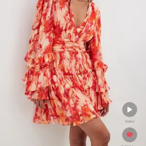 Söker denna klänning i storlek M eller L från NA-KD Hör gärna av dig till mig om du kan tänka dig sälja! 