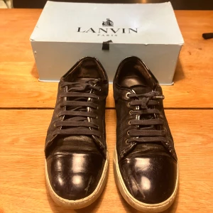 Lanvin  - Säljer nu dessa lanvins skick 5/10 den enda stora defekten är under skon som syns på bild 3. Uk storlek 9 som är 43/44. Färgen navy Blue. Mocka. Är tyvärr förstörd men dom ser endå ganska bar ut på.