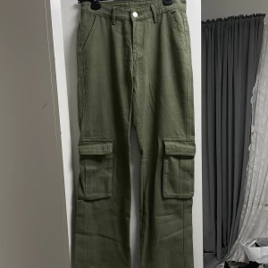 Cargobyxor - oanvänd - Oanvänd cargobyxor i färgen kakigrön. Storlek XS men skulle passa nån som är S också. Köptes för 450kr säljer för 100kr.