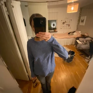 Stickad tröja  - Köpare står för frakt! Hej jag säljer en blå stickad tröja från vero Moda i storlek S. Skicket är sådär lite nopprig och har några små små hål. Säljer pga ej användning då jag har många andra tröjor skriv för mer bilder😊