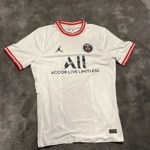 Psg tröja vit 2021-22 - Säljer den här feta psg tröjan använd seriöst 1 gång köpt för 1000 på rea på unisport fet för dig som är fotbollsintresserad och vill sköna outfits till sommaren skick 10/10✅👍