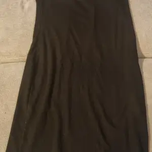 *Skick enligt Bild. Enkel svart axelbandslös kort klänning, klänningen är i storlek S. Säljer för att den inte har kommit till användning då jag inte har byst för att ha sån här typ utav klänning. Så gott som ny, endast testad!