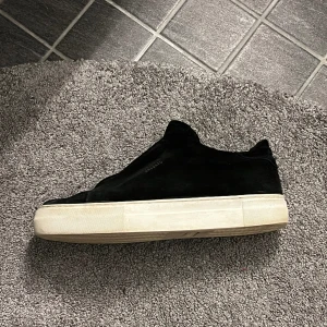 Arigatos 360 - Storlek (43) Mitt pris 1299     Har inte använt dem så jätte mycket men där finns små defekter! Om ni har en fråga tveka inte att skriva 