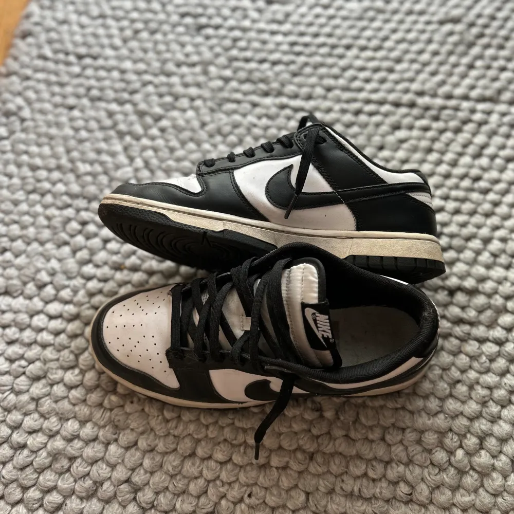 Nike dunk low panda, använda under en sommar, skick kan ni se på bild. Storlek 42.5 passar 42-43. Skor.