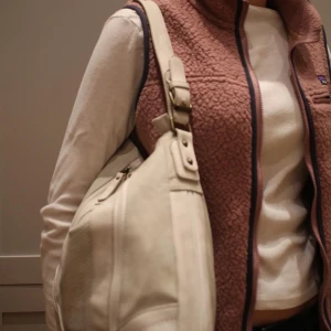 Vitväska - Väska 018 är en vit stor väska perfekt för skolan och även utgång.  