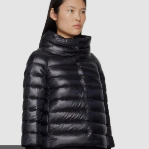 Herno jacka - Säljer min svarta herno jacka som ja köpt hära på plick, den är i bra skick men har en liten defekt på ärmen. Passar perfekt nu till våren. Nypris 5000