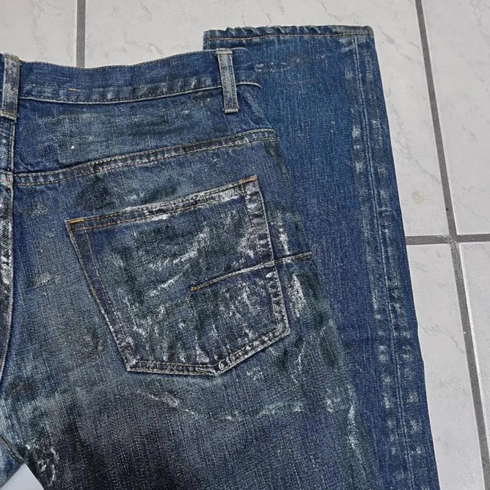 Hedi slimane dior homme luster waxed clawmark jeans i size 29 väldigt bra condition för att vara 17 år gamla har lite distressing men går bra att ha på sig fortfarande. Jeans & Byxor.