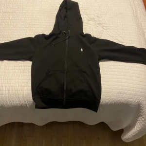 Polo ralph lauren zip hoodie - Använd typ 10 gånger, köpte den här Plick säljer pga att den är för stor. Priset går att diskutera. 