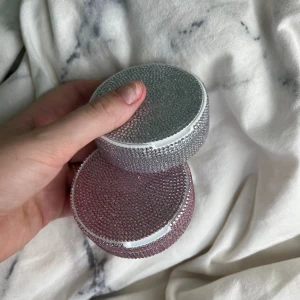 Dekorerad snusdosa - Köp en dekorerad återanvändningsbar snusdosa att matcha dina outfits med! Görs på beställning, har just nu färgerna silver, ljusrosa & röd. Men kan köpa in fler rhinestones i valfri färg. Säljer ej snus endast dosa! 130 för en, 2 för 250! (Exl frakt)