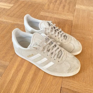 sneakers - adidas gazelle - beiga/ ljus gråa sneakers från adidas i modellen gazelle ❤️ i storlek 38 2/3, fint skick. 