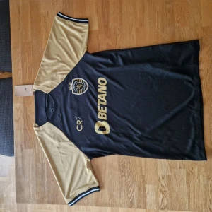 Sporting Lisbon CR7 fotbollströja - Säljer min sporting tröja som jag fått i present för att den är för stor för mig. Den är aldrig använd och lapparna sitter kvar.